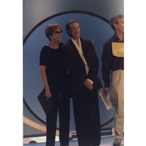 Julie Andrews Carol Burnett Candid Photograph 3.5 x 5 Tony Awards Photo 1999 - Picture 1 of 2